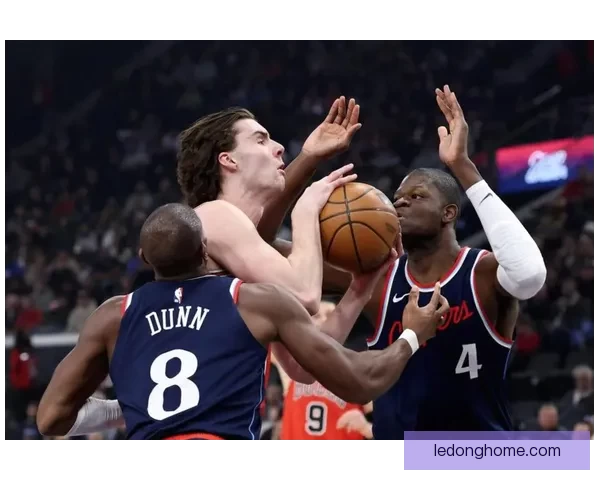 施罗德飞踹克莱尔引发争议 被判一级恶意犯规遭裁判严厉处罚