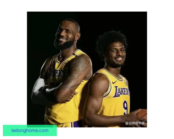 NBA历史首次父子连线 詹姆斯传球布朗尼外线三分命中